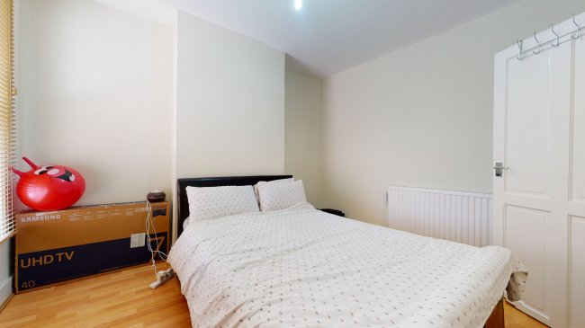 118B Erskine Road, Walthamstow, London E17 6SA
 3