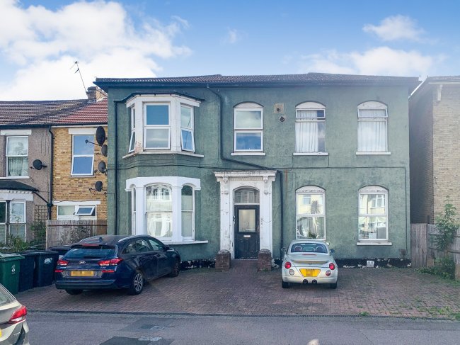 Flat C, 200 Vicarage Road, London E10 5DX
 1