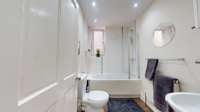 Flat D, 200 Vicarage Road, London E10 5DX
 2