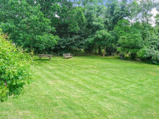 4 Page Court, Mill Hill, London NW7 2DY
 7