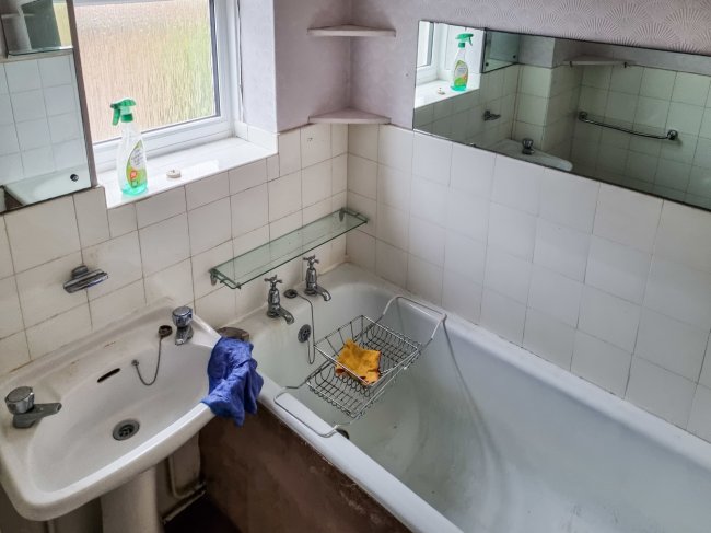 93 Evelyn Drive, Pinner, Middlesex HA5 4RN
 7