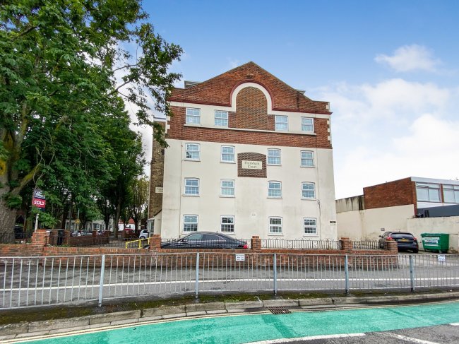 Flat 9 Frensham Court, Frensham Road, Southsea, PO4 8AQ 10
