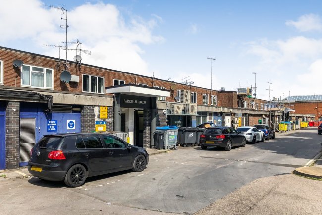 Flat 15, Fareham House, Marlowes, Hemel Hempstead, HP1 1DZ
 7