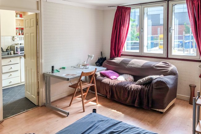 Flat 15, Fareham House, Marlowes, Hemel Hempstead, HP1 1DZ
 7