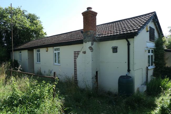 The Bungalow, 3 Sutton Lane, (entrance opposite Grasholm Way) Langley, Slough, Berkshire SL3 8AR 8