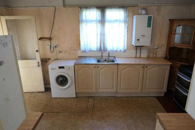 The Bungalow, 3 Sutton Lane, (entrance opposite Grasholm Way) Langley, Slough, Berkshire SL3 8AR 8