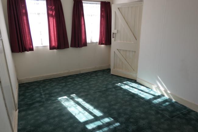 The Bungalow, 3 Sutton Lane, (entrance opposite Grasholm Way) Langley, Slough, Berkshire SL3 8AR 8