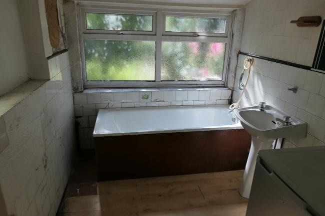 The Bungalow, 3 Sutton Lane, (entrance opposite Grasholm Way) Langley, Slough, Berkshire SL3 8AR 8