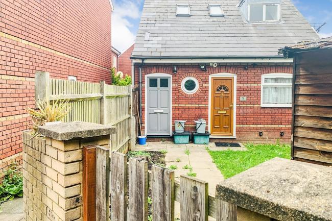 10 Hamlet Close, Lewisham, London, SE13 5SS
 1