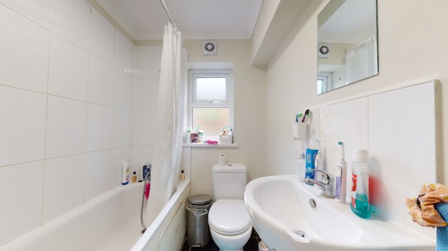 Flat 1, 2 Vallentin Road, Walthamstow, London E17 3JH
 6
