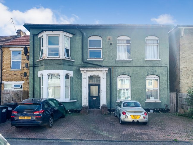 Flat C, 200 Vicarage Road, London E10 5DX
 8