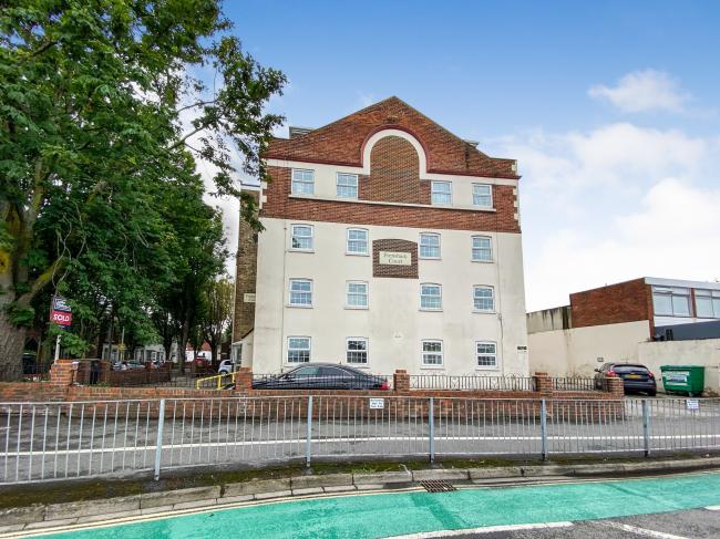 Flat 9 Frensham Court, Frensham Road, Southsea, PO4 8AQ 4