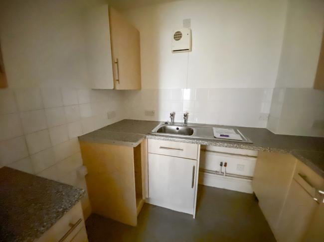 Flat 9 Frensham Court, Frensham Road, Southsea, PO4 8AQ 4