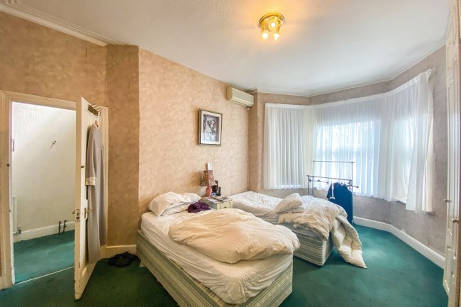 137 Kyverdale Road, Stamford Hill, London N16 6PS 2