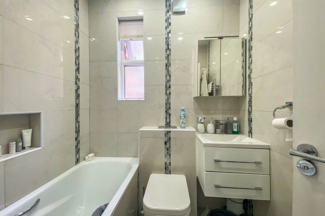 137 Kyverdale Road, Stamford Hill, London N16 6PS 2