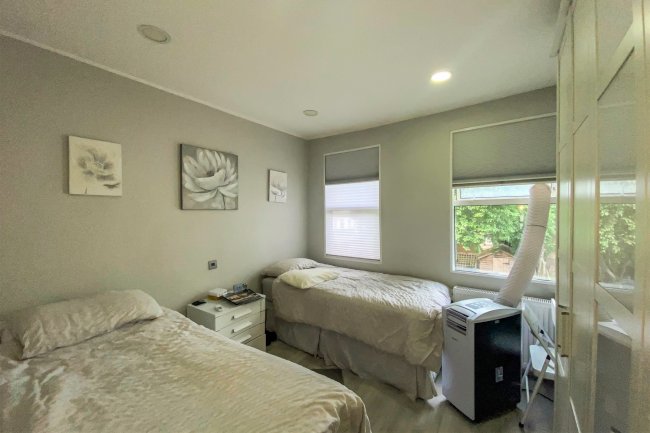 137 Kyverdale Road, Stamford Hill, London N16 6PS 2