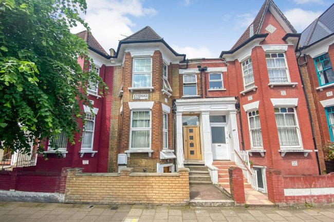 137 Kyverdale Road, Stamford Hill, London N16 6PS 2