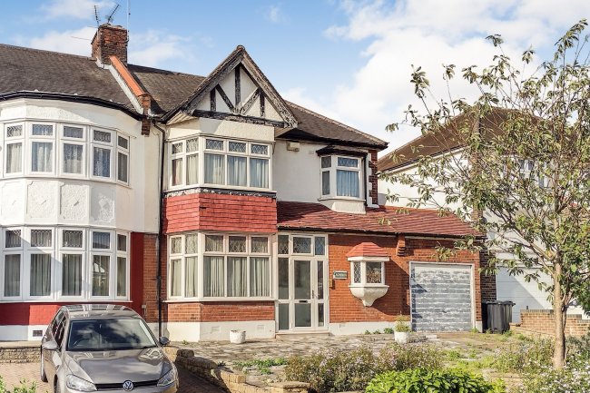 6 Forestdale, Southgate, London N14 7DP 10