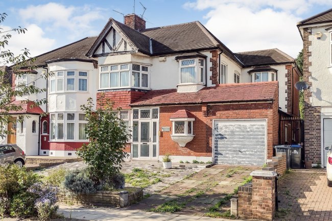 6 Forestdale, Southgate, London N14 7DP 10