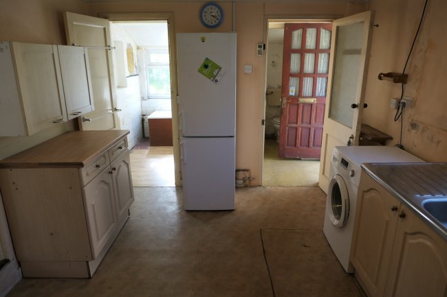 The Bungalow, 3 Sutton Lane, (entrance opposite Grasholm Way) Langley, Slough, Berkshire SL3 8AR 10