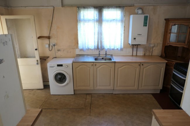 The Bungalow, 3 Sutton Lane, (entrance opposite Grasholm Way) Langley, Slough, Berkshire SL3 8AR 10