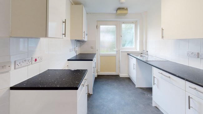 21 Pinehurst Cottages, Farnborough, Hampshire, GU14 7LJ
 6