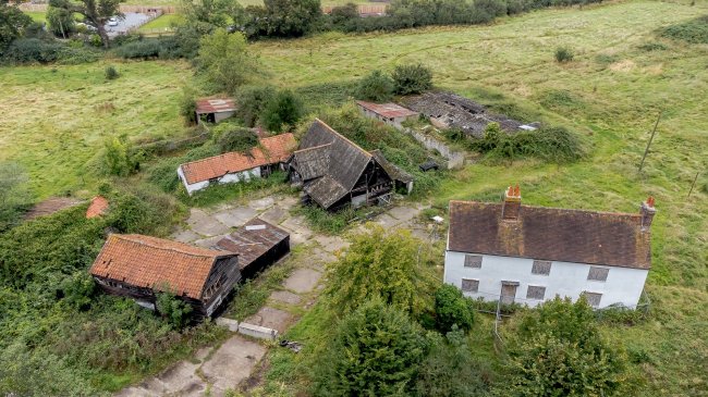 Quince Hall Farm, Chelmsford Road, Blackmore, Ingatestone, Essex CM4 0PZ
 2