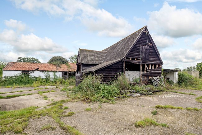 Quince Hall Farm, Chelmsford Road, Blackmore, Ingatestone, Essex CM4 0PZ
 2