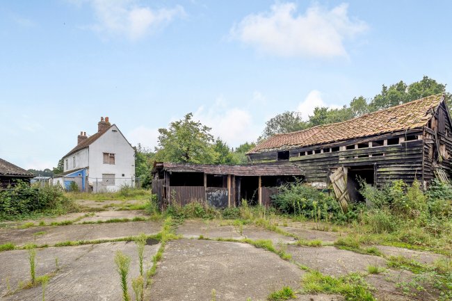 Quince Hall Farm, Chelmsford Road, Blackmore, Ingatestone, Essex CM4 0PZ
 2