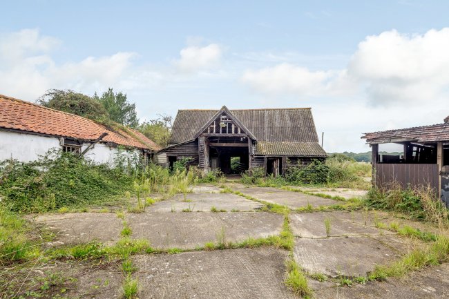 Quince Hall Farm, Chelmsford Road, Blackmore, Ingatestone, Essex CM4 0PZ
 2