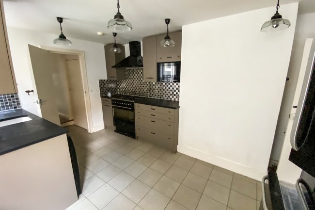 3a Walcorde Avenue, London, SE17 1LS
 2