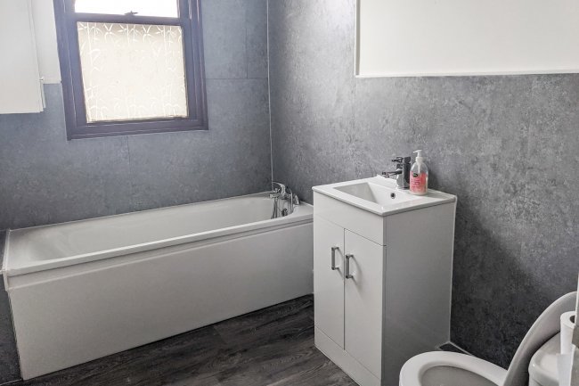 Flat 2, 33C Brigstock Road, Thornton Heath, CR7 7JJ
 1