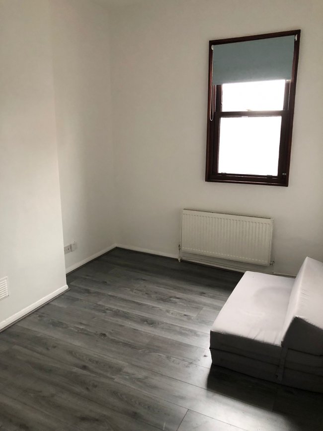 Flat 2, 33C Brigstock Road, Thornton Heath, CR7 7JJ
 1