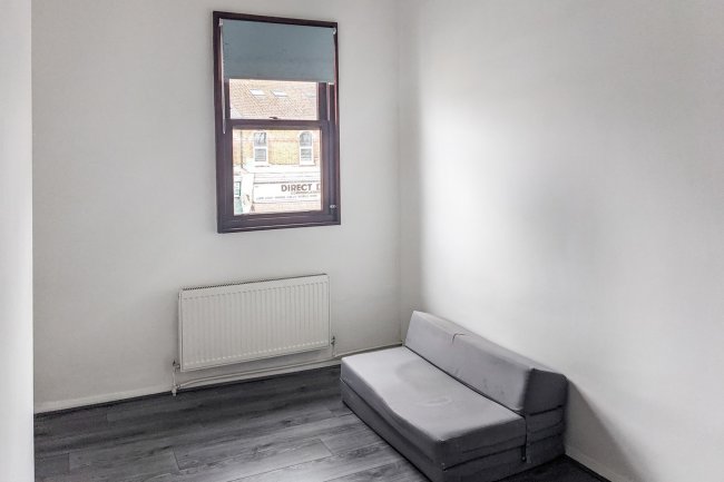 Flat 2, 33C Brigstock Road, Thornton Heath, CR7 7JJ
 1