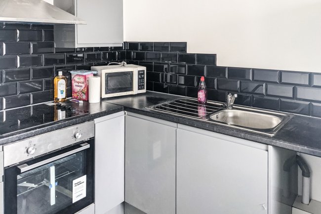 Flat 2, 33C Brigstock Road, Thornton Heath, CR7 7JJ
 1