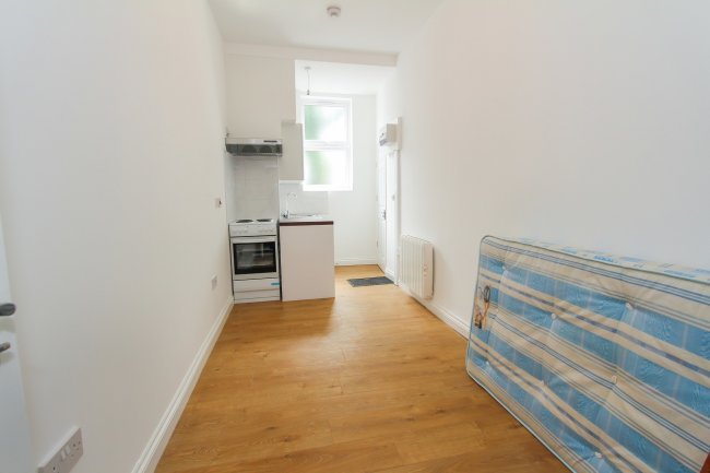 221 Whittington Road, Bowes Park, London, N22 8YW 1