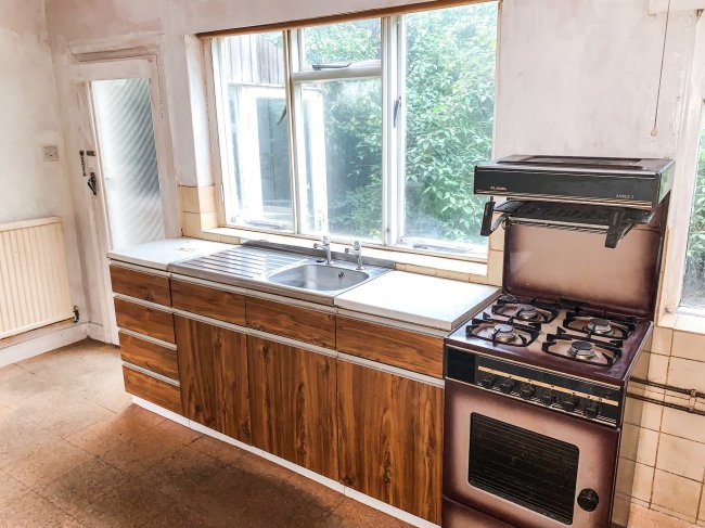 2 Cramworth Grove, Nottingham, NG5 4AP
 2