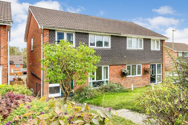 33 Kingsfield Gardens, Lowford, Bursledon, Hampshire, SO31 8AY
 6