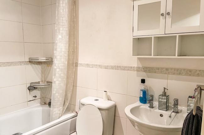 59 Mere Court, Pine Street, Aylesbury HP19 7HX
 4