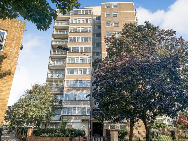 19 Salisbury House, Hobday Street, London, E14 6AY 
 3