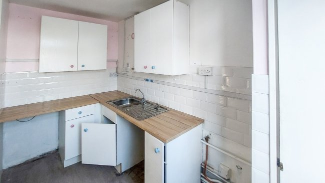 19 Salisbury House, Hobday Street, London, E14 6AY 
 3