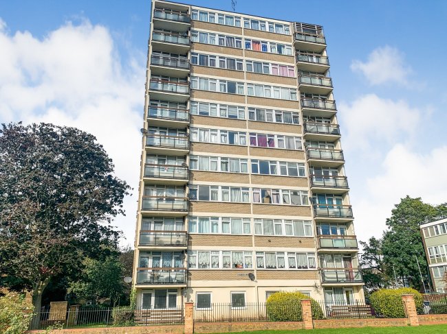 19 Salisbury House, Hobday Street, London, E14 6AY 
 3