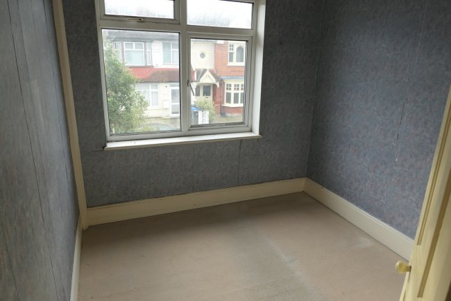 27 Lyndhurst Road, Thornton Heath, Surrey CR7 7PY 9