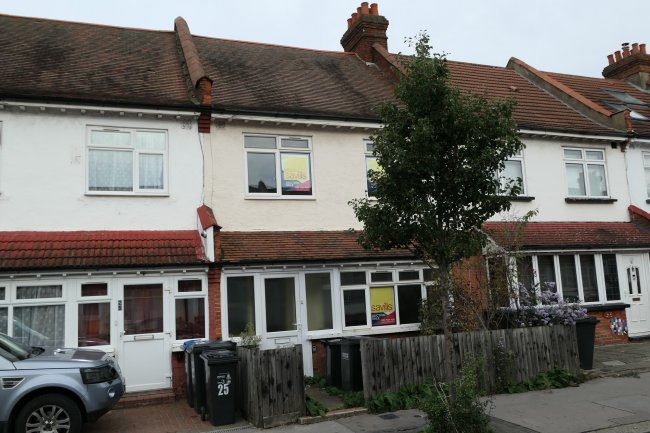 27 Lyndhurst Road, Thornton Heath, Surrey CR7 7PY 9