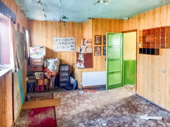 127 North Hill Drive, Romford, Essex RM3 7AF
 6