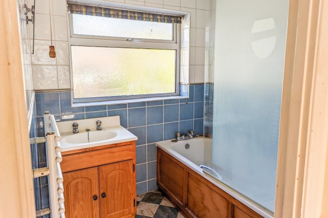 2 Sherwood Road, Knaphill, Woking, Surrey, GU21 2DE 5