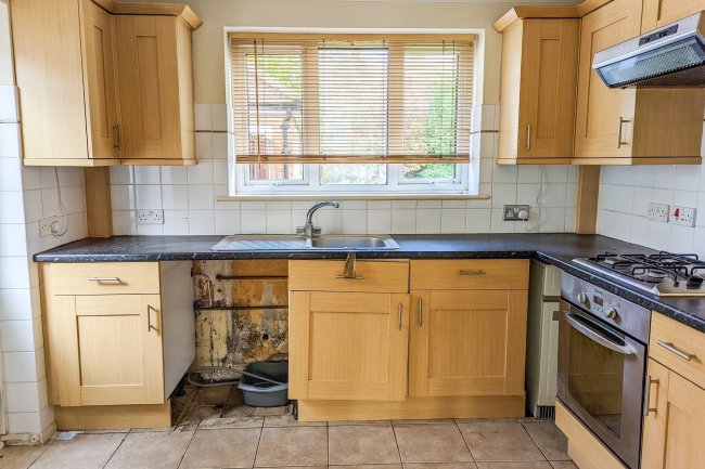 2 Sherwood Road, Knaphill, Woking, Surrey, GU21 2DE 5