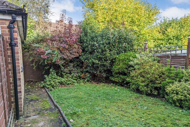 2 Sherwood Road, Knaphill, Woking, Surrey, GU21 2DE 5