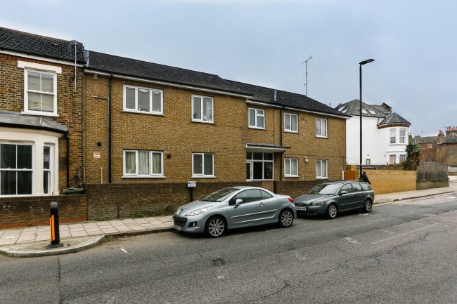 267D Milkwood Road, Herne Hill, London SE24 0JE
 7