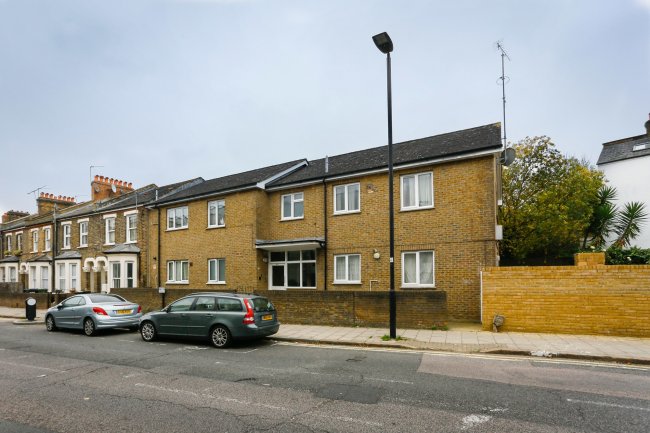 267D Milkwood Road, Herne Hill, London SE24 0JE
 7